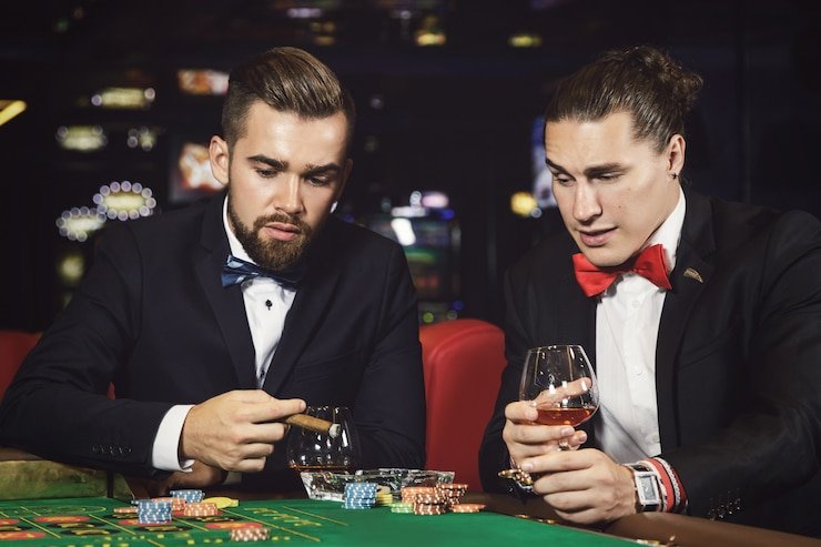 Tampilan dealer dari berbagai sudut kamera di studio Live Blackjack